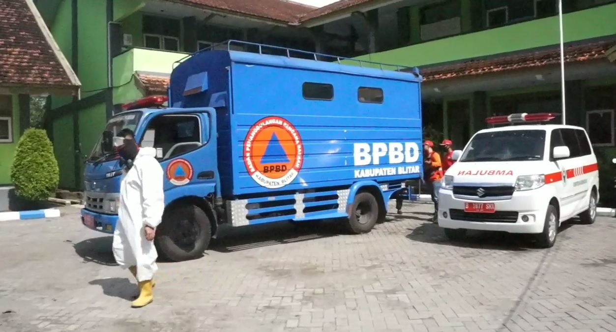 Sejumlah petugas melakukan sterilisasi di Gedung Karantina Terpadu Kabupaten Blitar (foto/metrotv)