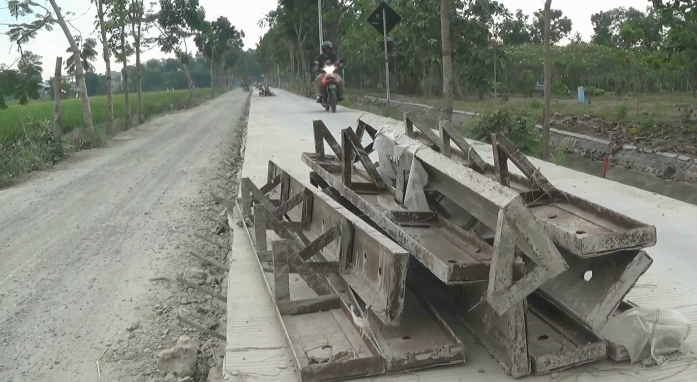 Kondisi proyek peningkatan jalan di Kecamatan Kapas yang mangkrak setelah ditinggal kabur pengelola proyek (Foro / Metrpo tv)