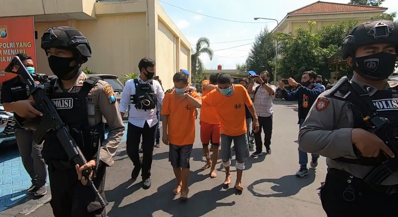 Tiga pelaku spesialis pecah kaca nasabah bank ditangkap Satreskrim Polres Mojokerto ( Foto / Metro tv)