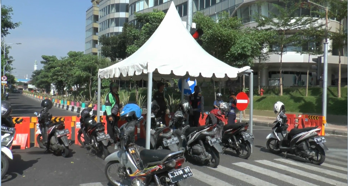 Pasar Keputran ditutup selama sepekan setelah adanya puluhan pedagang yang dinyatakan positif covid-19 (Foto / Metro tv)