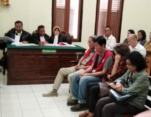 Empat terdakwa penggelapan saham PT Zangrandi Prima saat menjalani sidang di Pengadilan Negeri (PN) Surabaya.