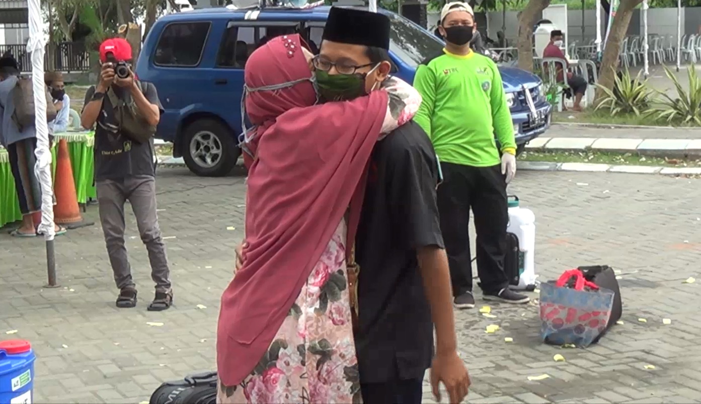 Seorang ibu memeluk anaknya sebelum kembali  ke asrama Ponpes Tebuireng, Jombang (Foto / Metro tv)