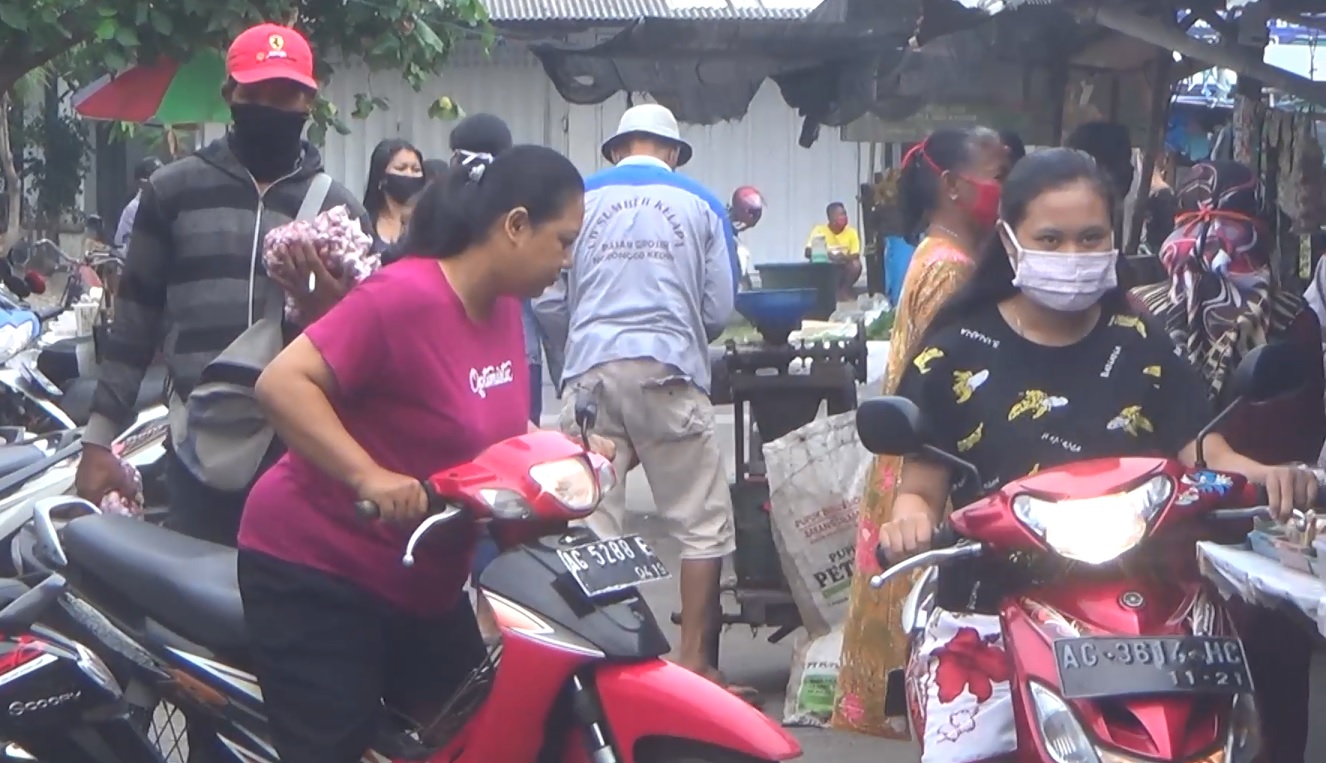 Seorang pengunjung pasar Ngasem diusir petugas lantaran tak kenakan masker (Foto / Metro tv)