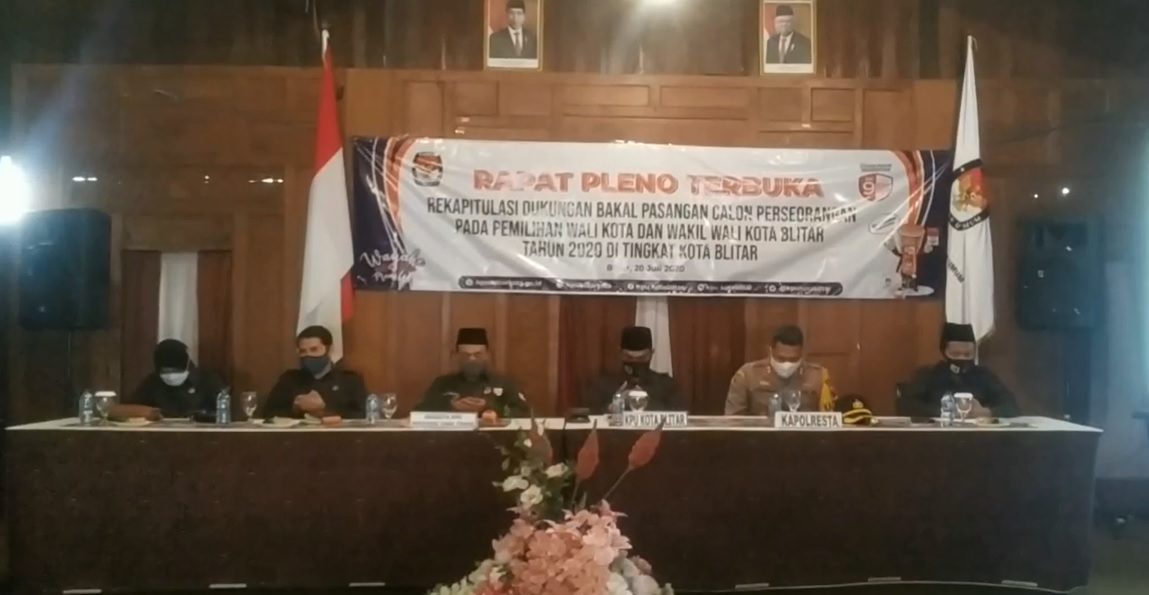 Rapat Pleno KPU Blitar menyatakan tiga pasangan calon walikota belum lolos verifikasi awal yakni syarat dukungan yang ditunjukkan dengan mengumpulkan 10 persen DPT ( Foto / Metro tv)