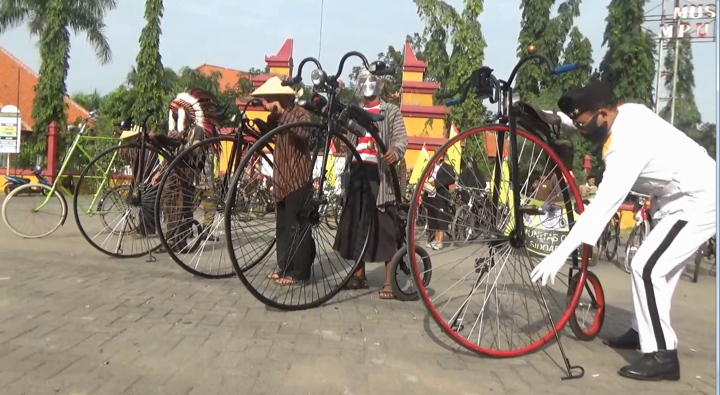 Komunitas sepeda Penny Ferthing melakukan pengecekan sebelum berkeliling di sekitar kota Sidoarjo (Foto / Metro tv)