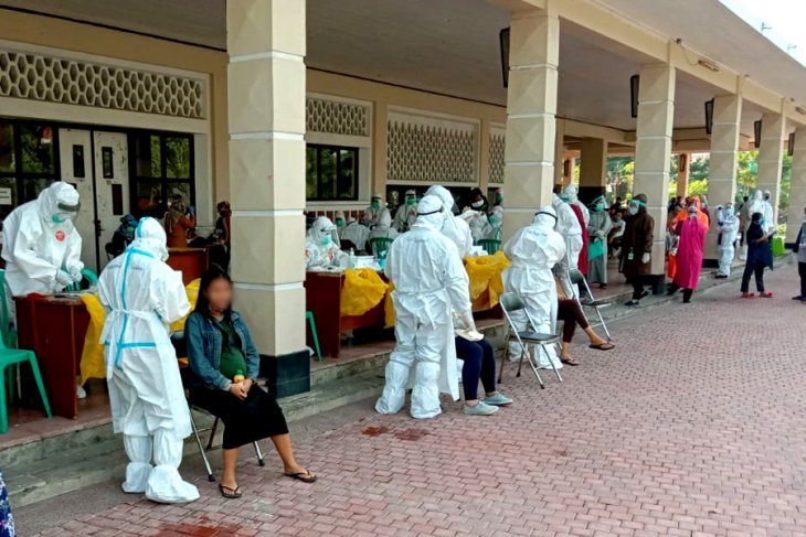 Swab Gratis, Ratusan Ibu Hamil Kumpul di Gelora Pancasila Surabaya