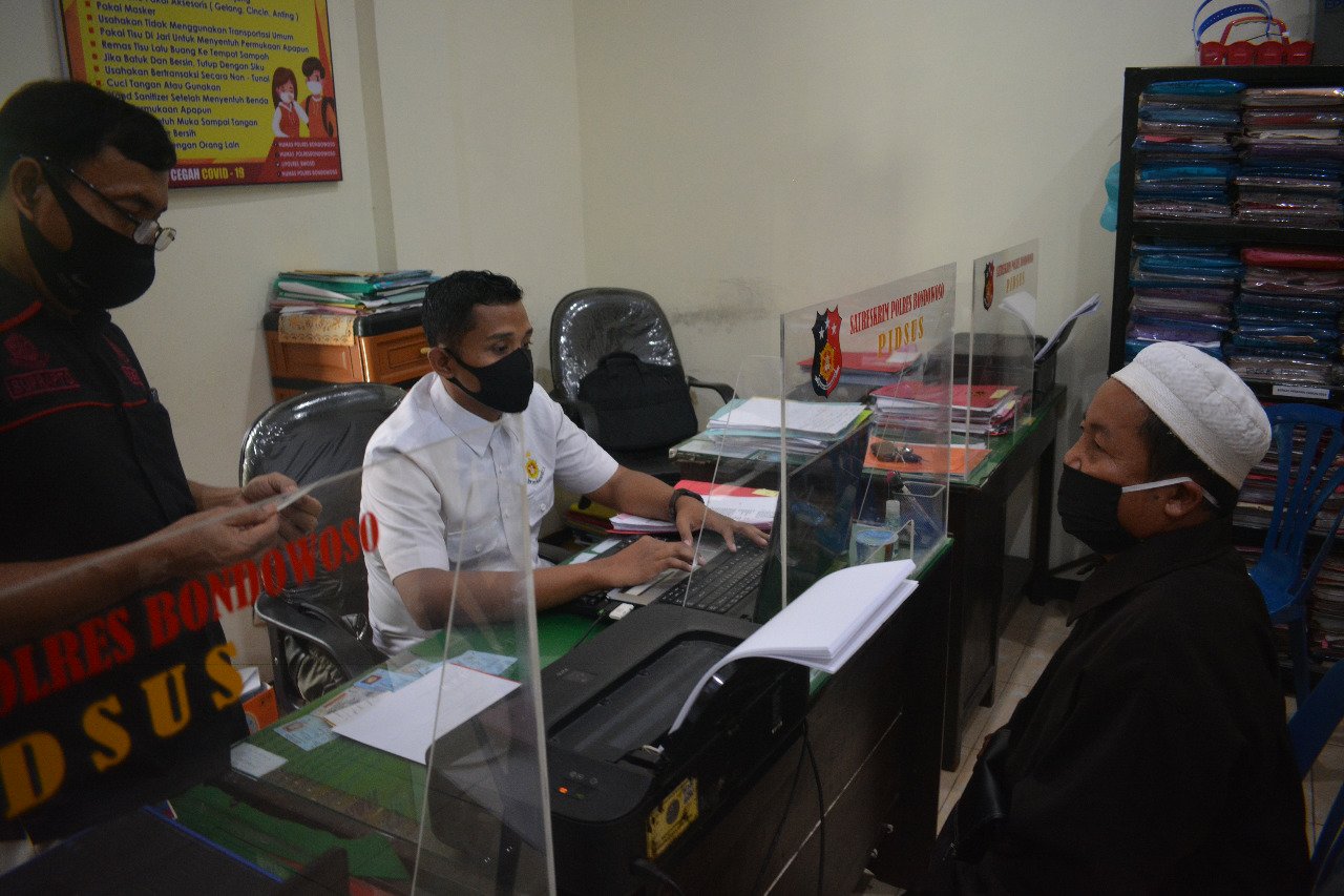 Nito menjalani pemeriksaan sebagai tersangka kasus penjualan pupuk bersubdisi ilegal di Polres Bondowoso (Foto / Metro TV)