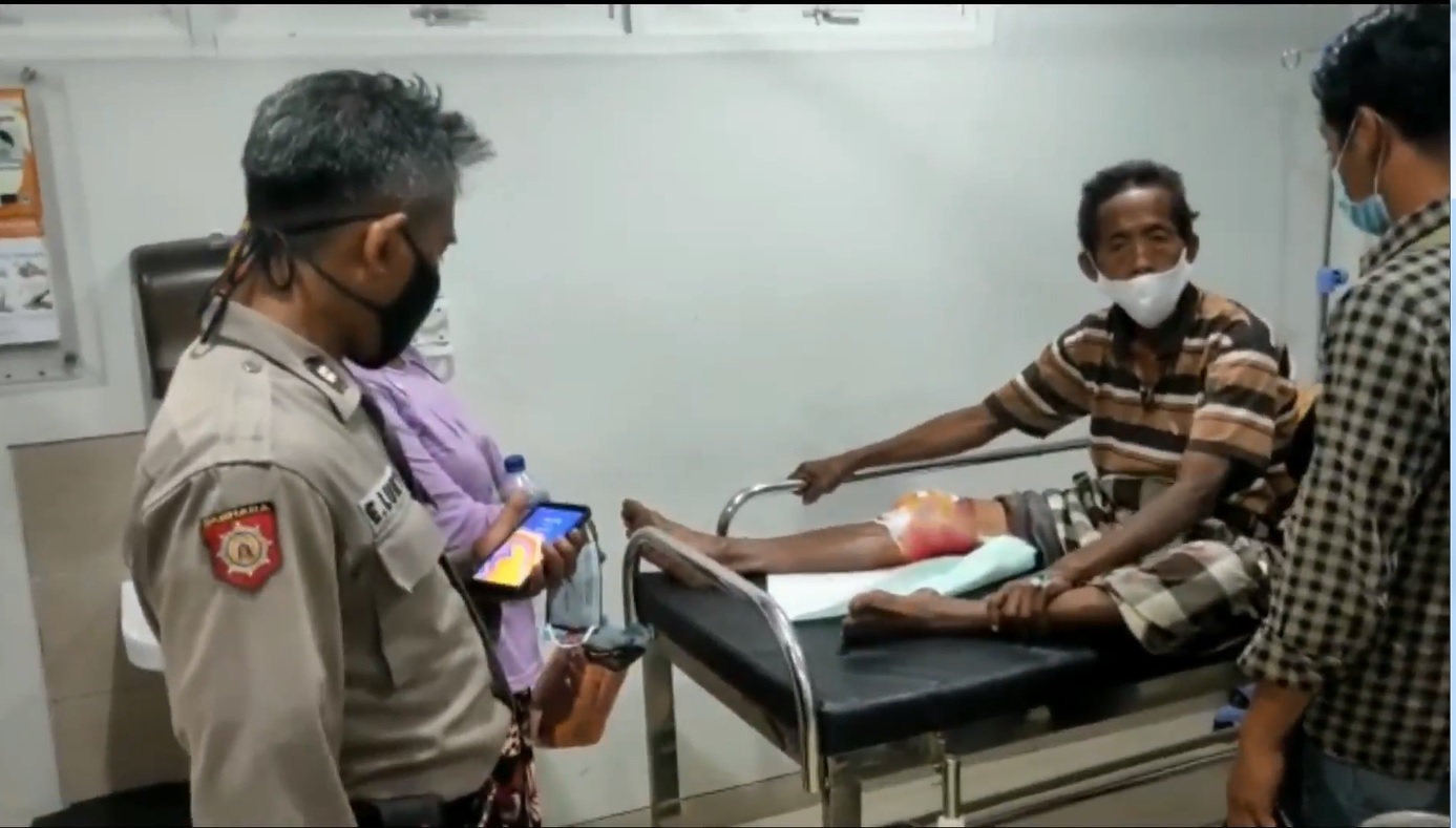 Adbul Karim menjalani perawatan di rumah sakit setelah terluka akibat sabetan sajam usai dual dengan Sudiono (Foto / Metro tv)