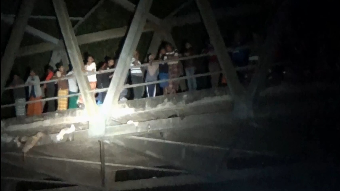 Lokasi jembatan yang digunakan Purwati bunuh diri jadi tontonan warga (Foto / Metro tv)