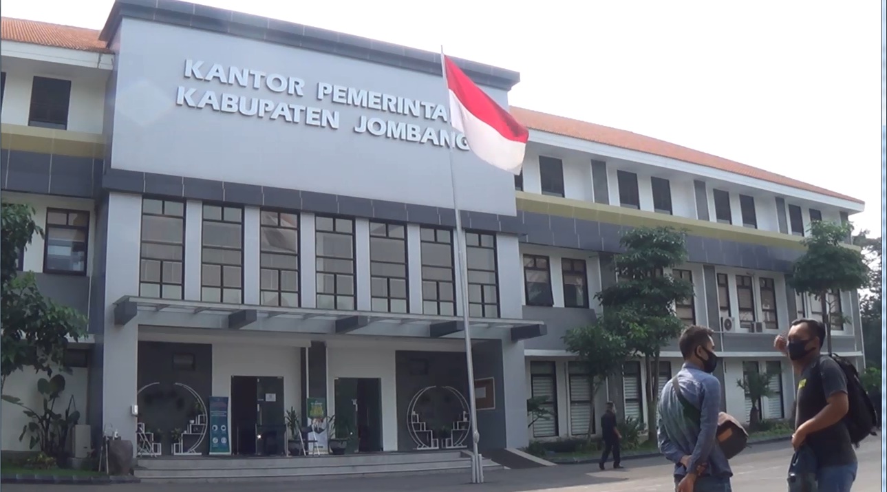 Suasana kantor Pemkab Jombang nampak lenganggang setelah Sekda dinyatakan positif korona (Foto / Metro tv)