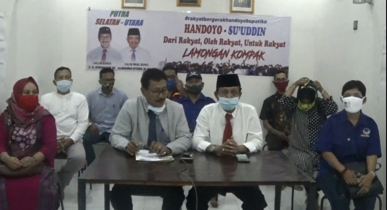 Pasangan calon bupati dan wakil bupati Lamongan Suhandoyo-Suudin senang setelah dinyatakan lolos verifikasi faktual oleh KPU (Foto / Metro tv)