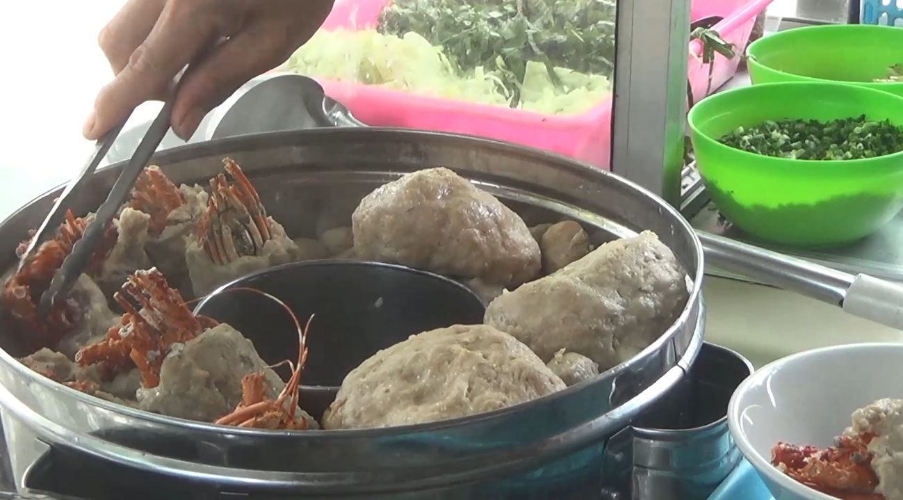 Mencicipi Bakso Lobster Antimainstream yang Viral di Kediri