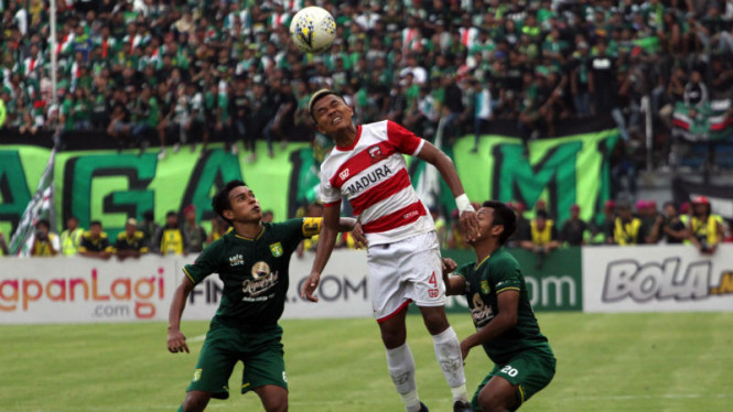 Pemain Madura United Asep Berlian saat tampil melawan Persebaya. 