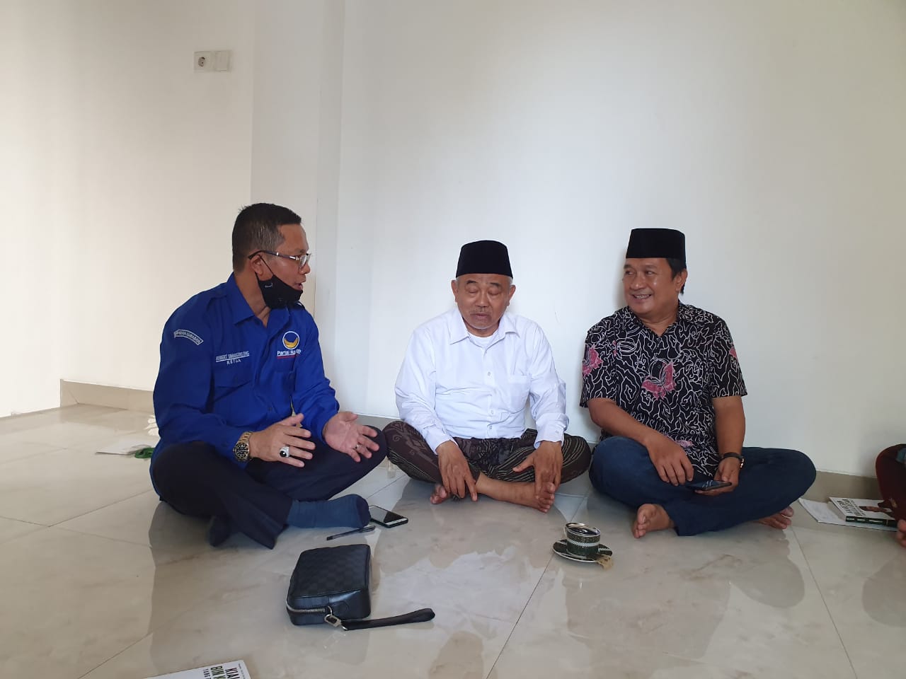 Ketua DPD Partai NasDem Surabaya Robert Simangunsong didampingi Wakil Ketua Fatchul Muid ditemui  KH. Asep Saifuddin Chalim, pendiri Pondok Pesantren Amanatul Ummah. (foto/doc)