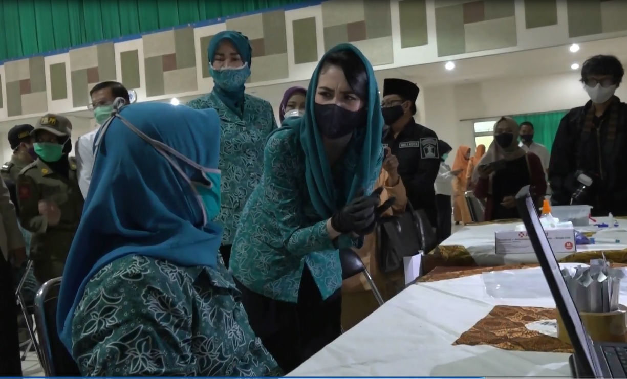 Ketua Tim Penggerak PKK Jawa Timur, Arumi Bachsin menyemangati ibu-ibu penggerak PKK yang mengikuti rapid test. (foto/metrotv)