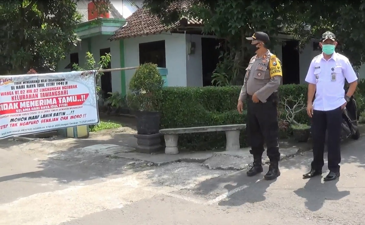 Pembatasan Sosial Berskala Lingkungan (PSBL) diberlakukan di tiga desa wilayah Kabupaten Blitar (foto/metrotv)