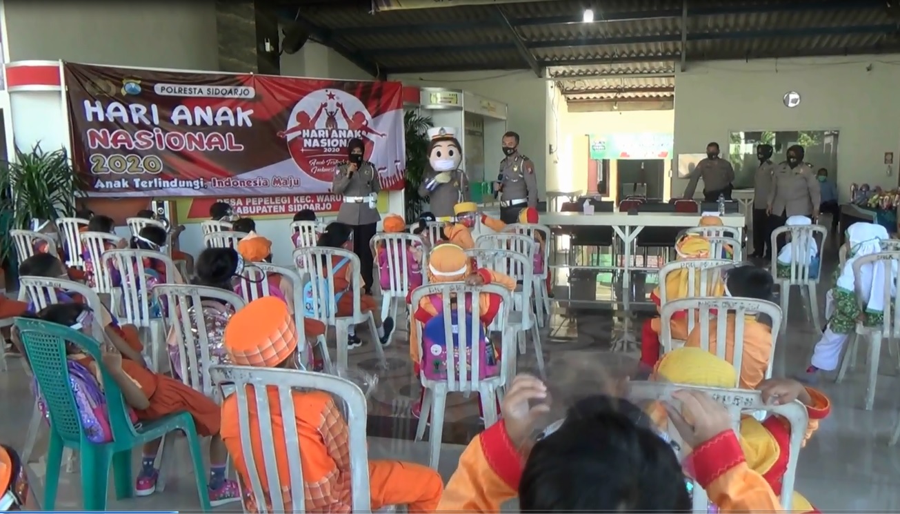 Polresta Sidoarjo menghadirkan badut polisi dalam peringatan Hari Anak Nasional. (foto/metrotv)