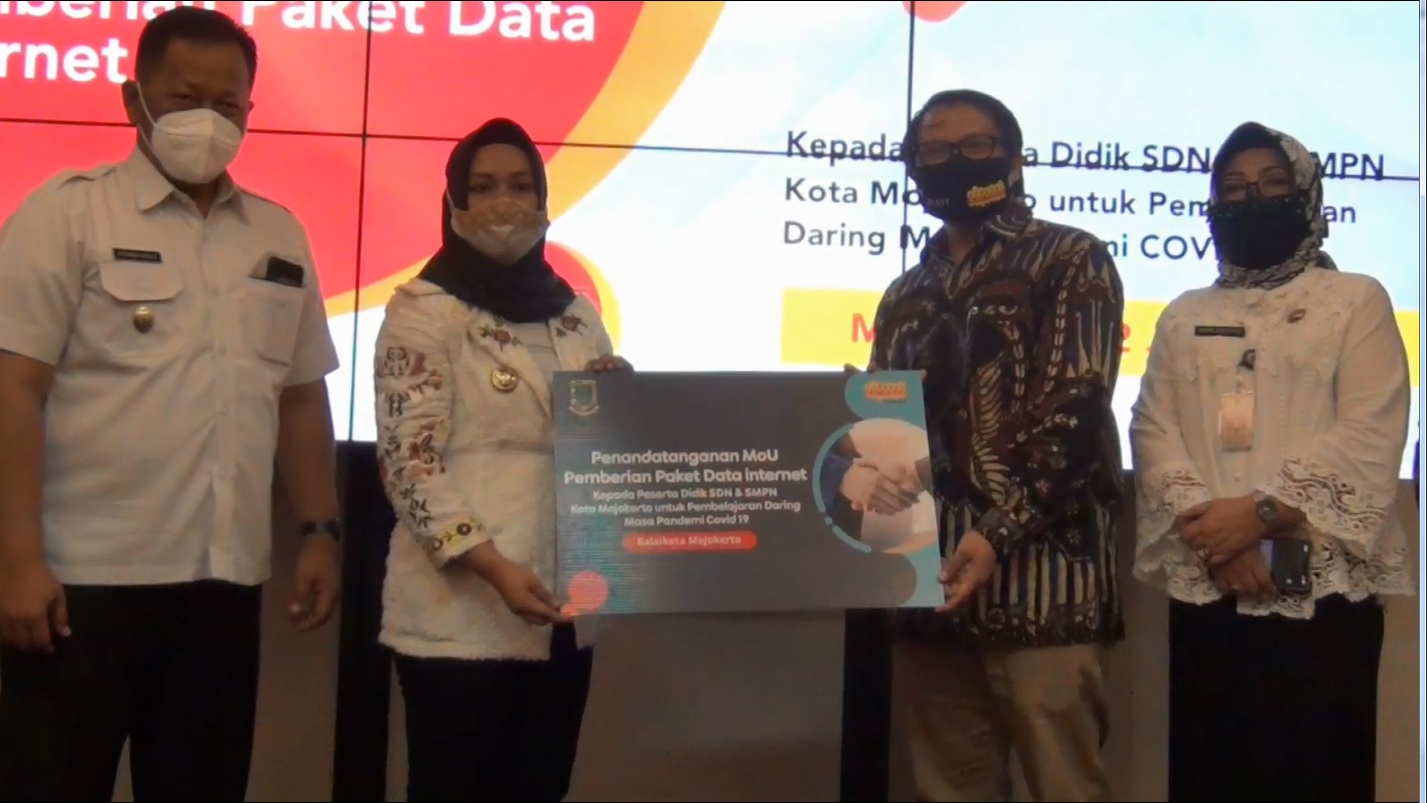 Pemkot Mojokerto memberikan internet gratis untuk 15.609 pelajar SD-SMP sebagai peringatan Hari Anak Nasional (Foto / Metro tv) 