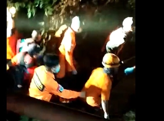 Proses evakuasi jenazah Purwati yang ditemukan mengembang di sungai setelah terjun dari Jembatan Ngujur Desa Gorang-gareng, Kecamatan Nguntoronadi, Kabupaten Magetan (Foto / Metro tv)