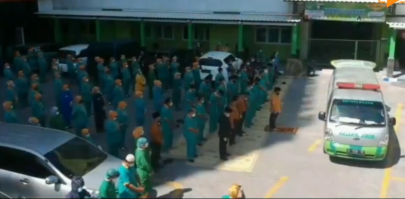 Rekan sejawat  perawat Sri Rejeki di rumah sakit Siti Hajar Sidoarjo memberikan penghormatan terakhir (Foto / Metro tv)