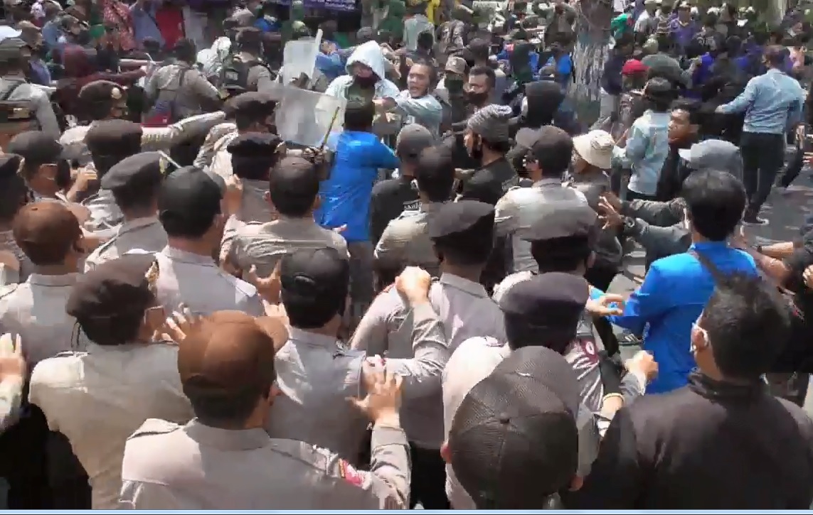 Aksi kericuhan mewarnai aksi unjuk rasa mahasiswa menolak Raperda RT/RW di depan Gedung DPRD Kabupaten Lamongan, Jawa Timur. (foto/metrotv)