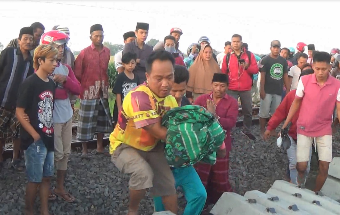 Asik Telponan, Kernet Truk Tewas Tersambar Kereta
