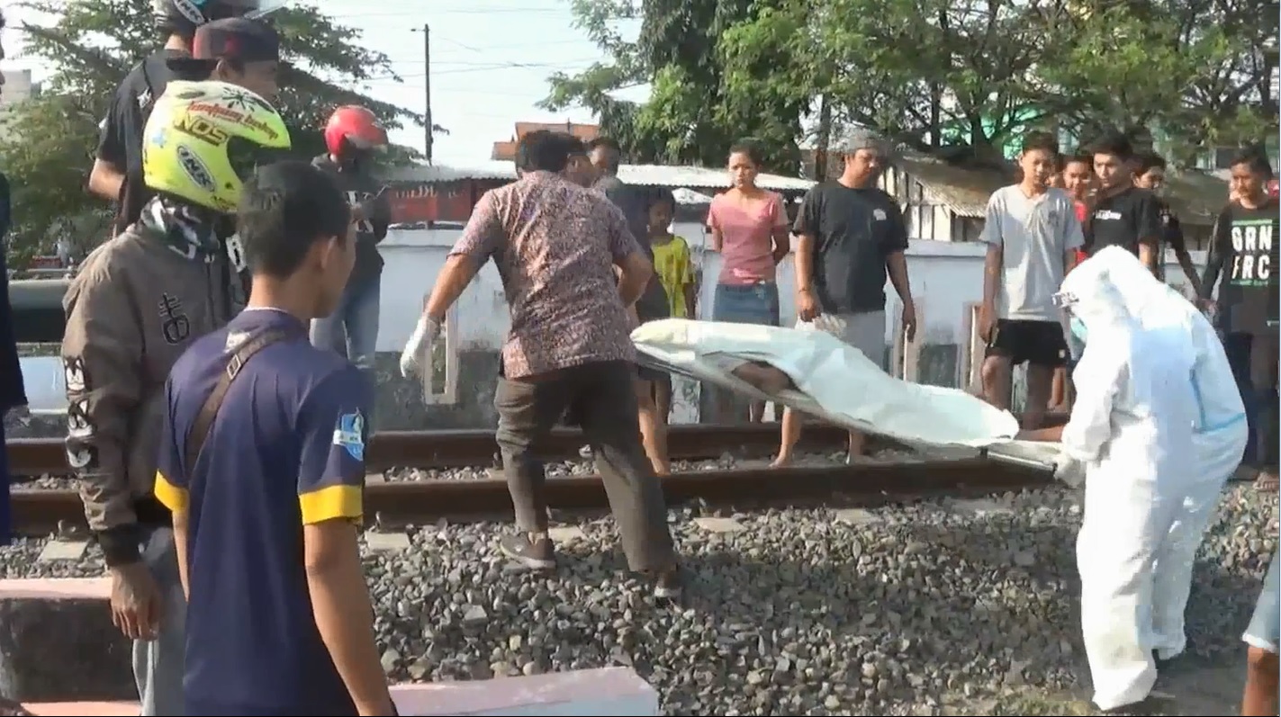 Pemotor Tewas Tertabrak Kereta Tanpa Palang Pintu di Lamongan 