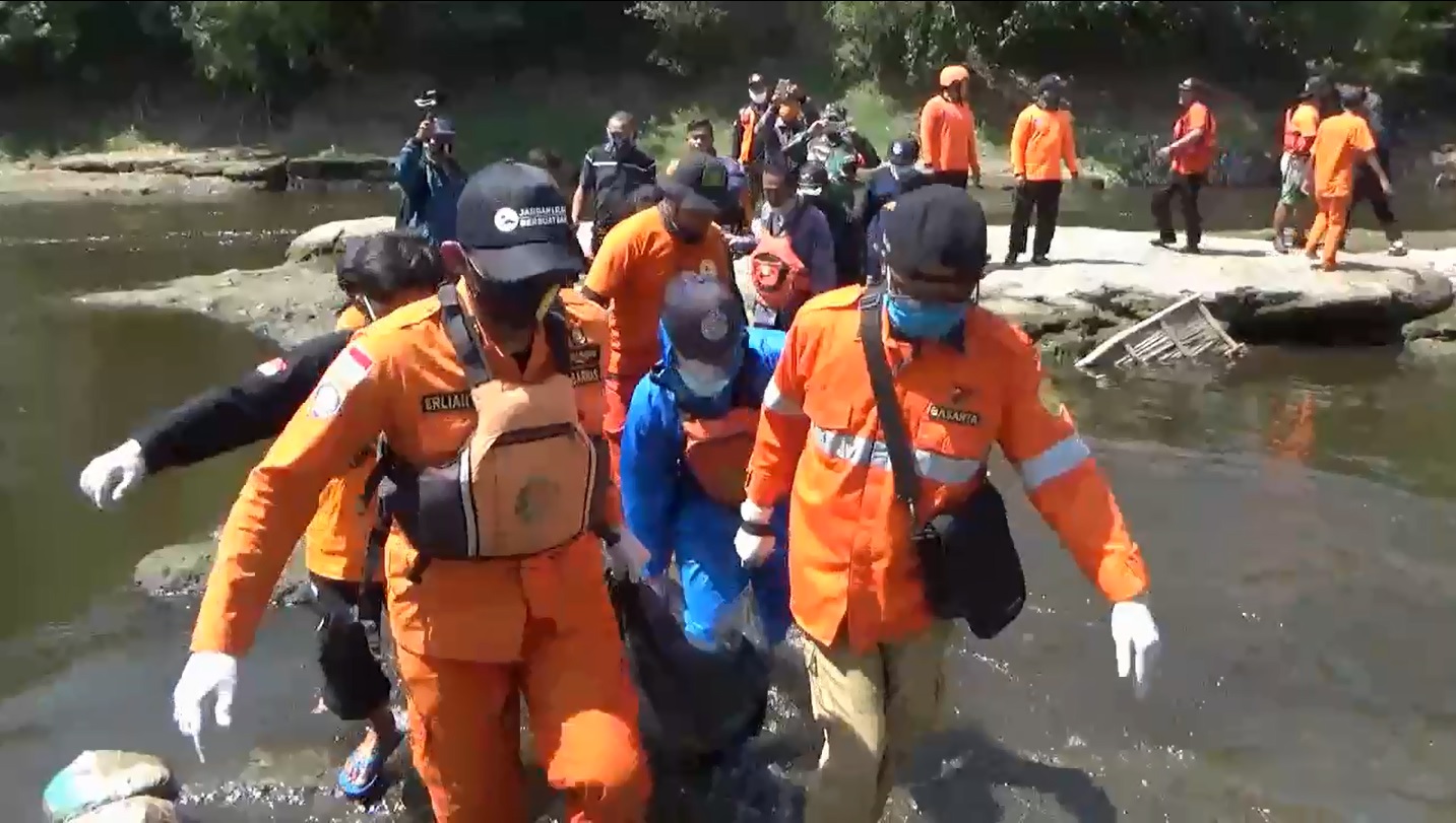 Jenazah Fadhiel dievakuasi tim SAR setelah tenggelam di Bengawan Solo Ngawi (Foto / Metro tv) 