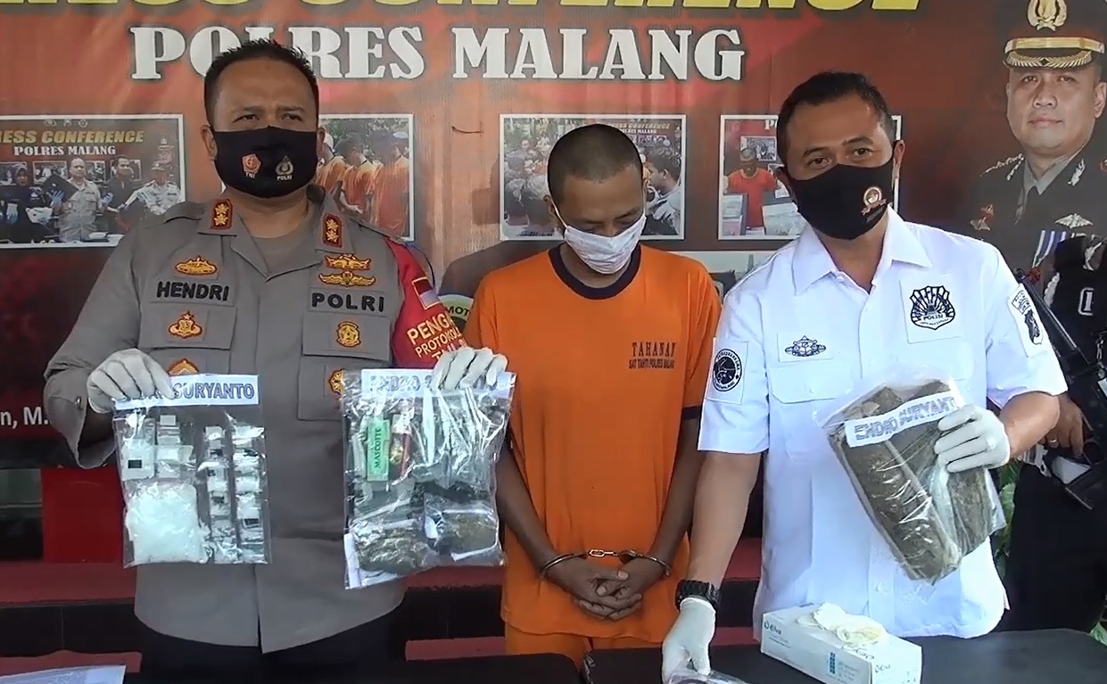 Kapolres Malang AKBP Hendri Umar menunjukkan barang bukti narkoba yang diedarkan tersangka Endro (Foto / Metro tv)