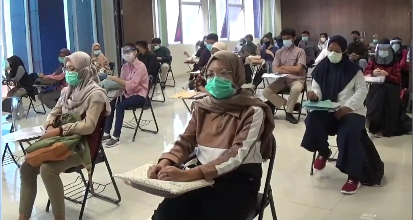 Para peserta UTBK tahap I yang mengikuti ujian setelah memenuhi persyaratan termasuk hasil rapid test (Foto / Metro tv)