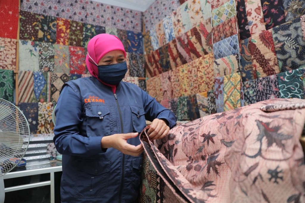 Gubernur Jatim, Khofifah Indar Parawansa saat memantau produk batik di Tanjung Bumi, Bangkalan Madura (Foto / Istimewa)