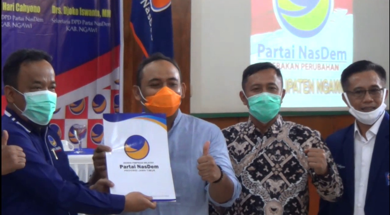 Pasangan cabup dan cawabup Ngawi, Ony Anwar Harsono dan Dwi Rianto Jatmiko saat menerima rekom dari partai Nasdem (Foto / Metro tv)