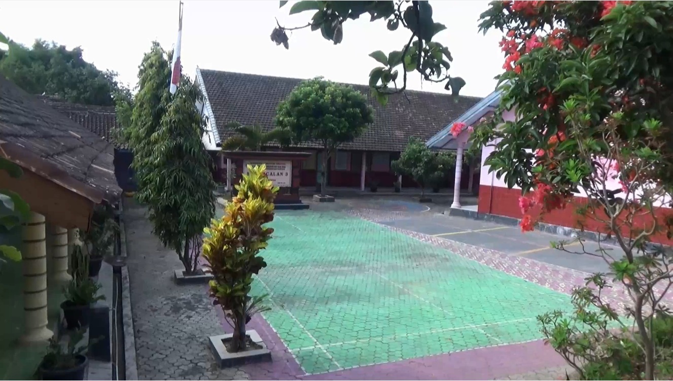 Kondisi SDN Pacalan III Magetan nampak sepi setelah ditutup lantaran ada seorang guru terpapar covid-19 (Foto / Metro tv)