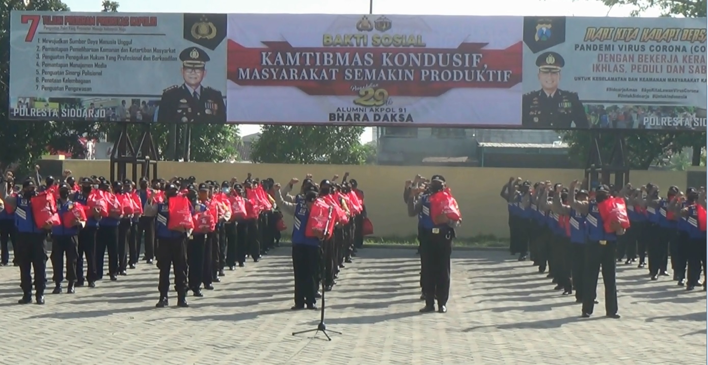 Alumni Akpol 91 Bagikan Paket Sembako ke Masyarakat Sidoarjo Terdampak Covid-19