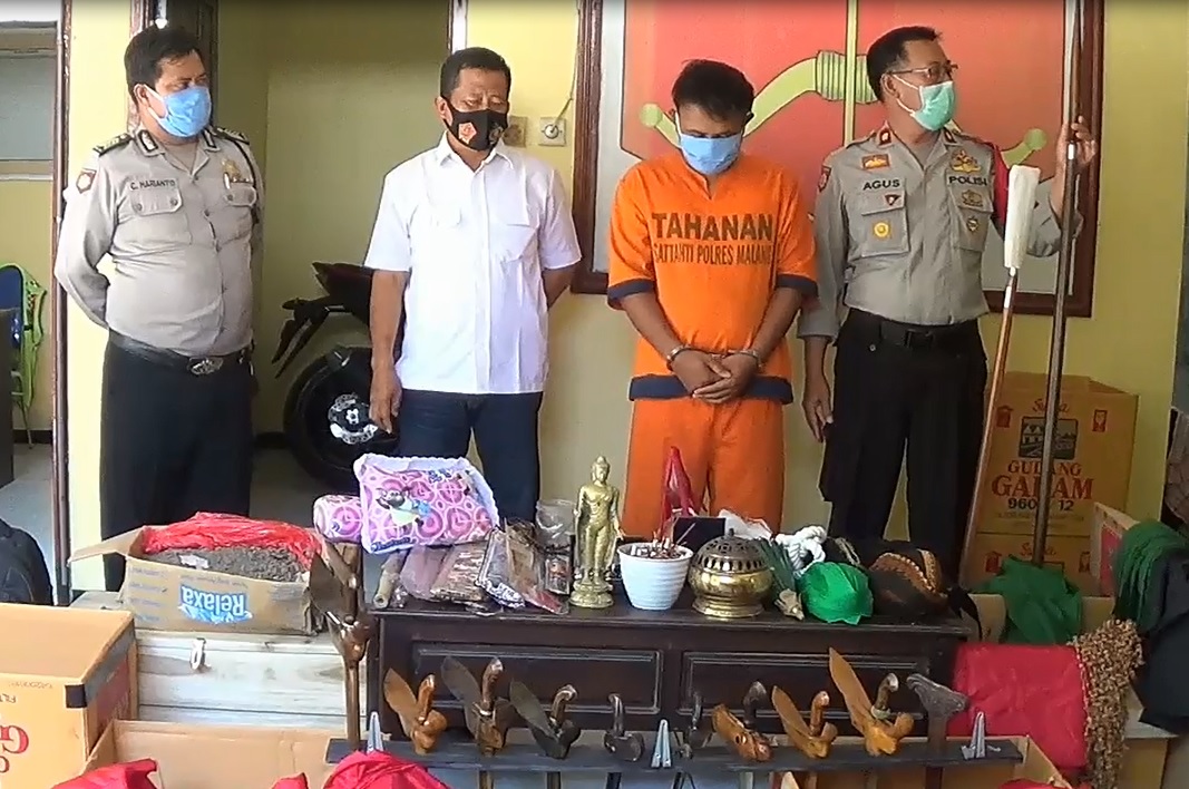 Mustakim bersama barang bukti sejumlah alat ritual perdukunan diamankan polisi (Foto / Metro Tv) 