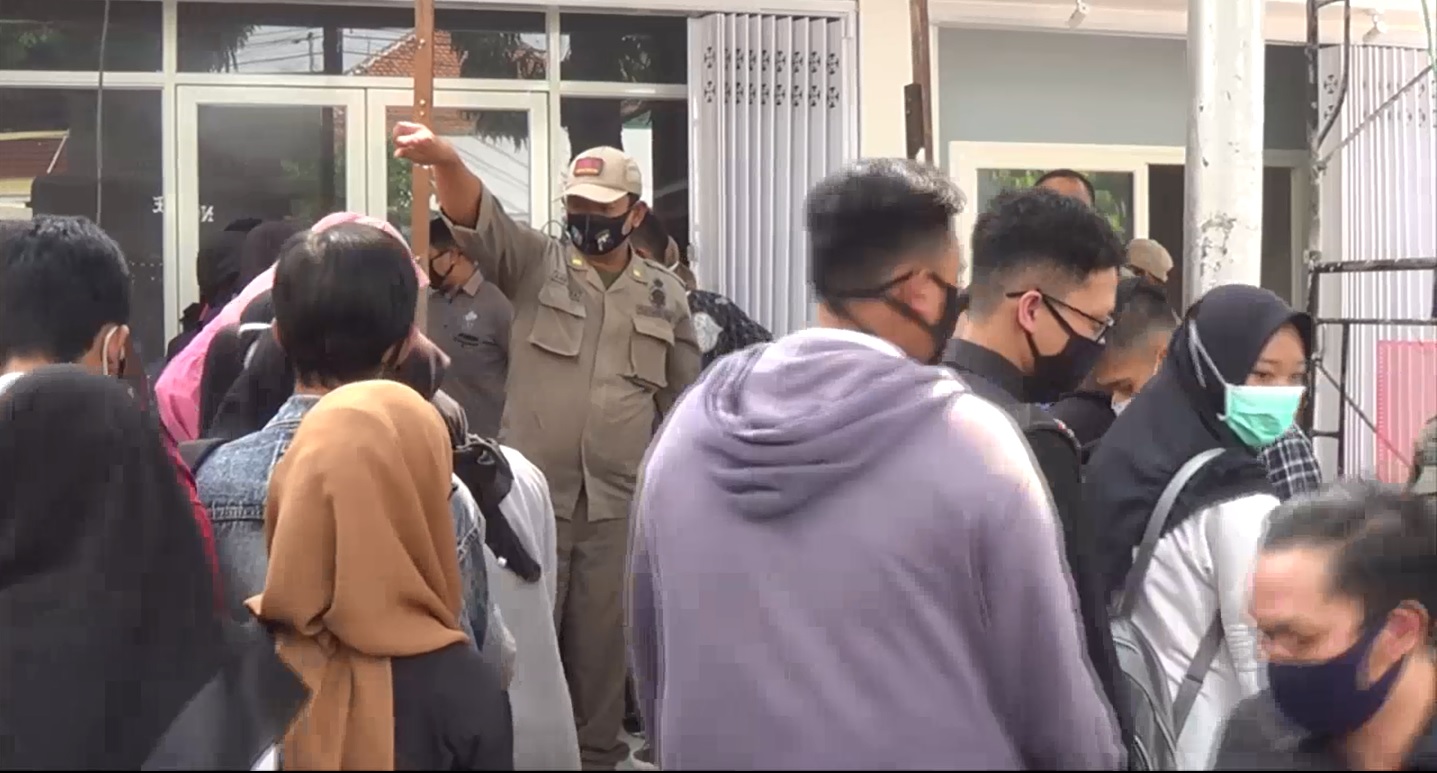 Satpol PP Jombang menegur pelamar kerja kafe lantaran melanggar protokol kesehatan (Foto / Metro tv) 
