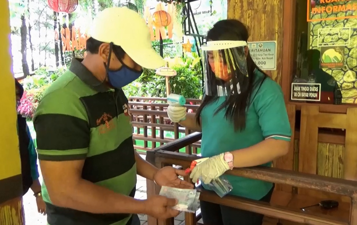 Pemkab memberikan peringatan kepada pengelola wisata  untuk terus menerapkan protokol kesehatan. Jika tidak, pemkab akan menutup kembali wisata tersebut (Foto / Metro tv)