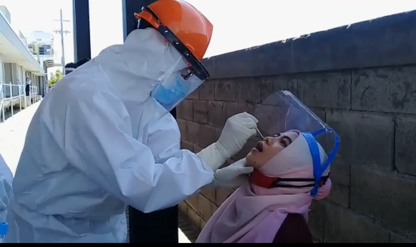 Ratusan karyawan pabri udang PT Panca Mitra Multi Perdana, Situbondo menjalani swab setelah 15 rekannya terpapar korona (Foto / Metro tv)