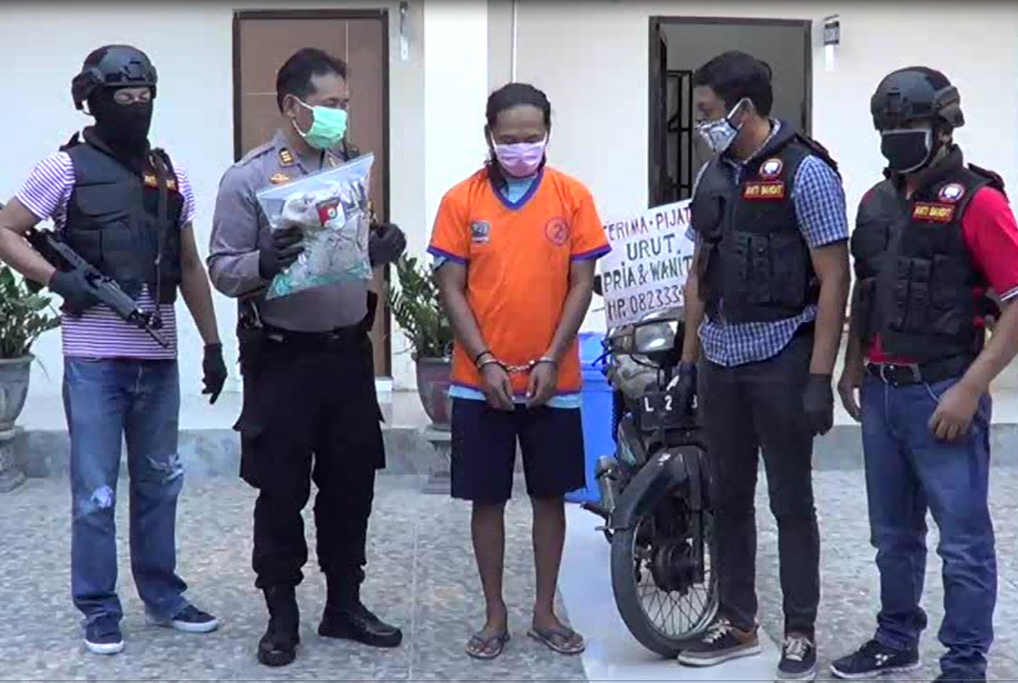 Tukang pijat keliling Dwi Apriyanto diringkus Satreskrim Polsek Sukolilo Surabaya usai memperkosa pelanggannya. (foto/metrotv)