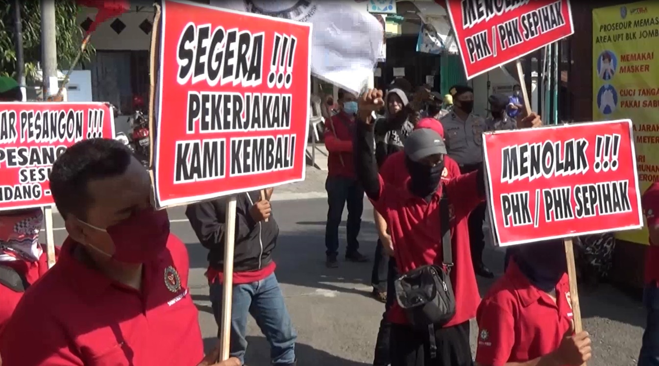 Massa Solidaritas Perjuangan Buruh Indonesia (SPBI) Jombang menggelar aksi unjuk rasa   terkait pemotongan upag dan PHK di PT SGS. (foto/metrotv) 