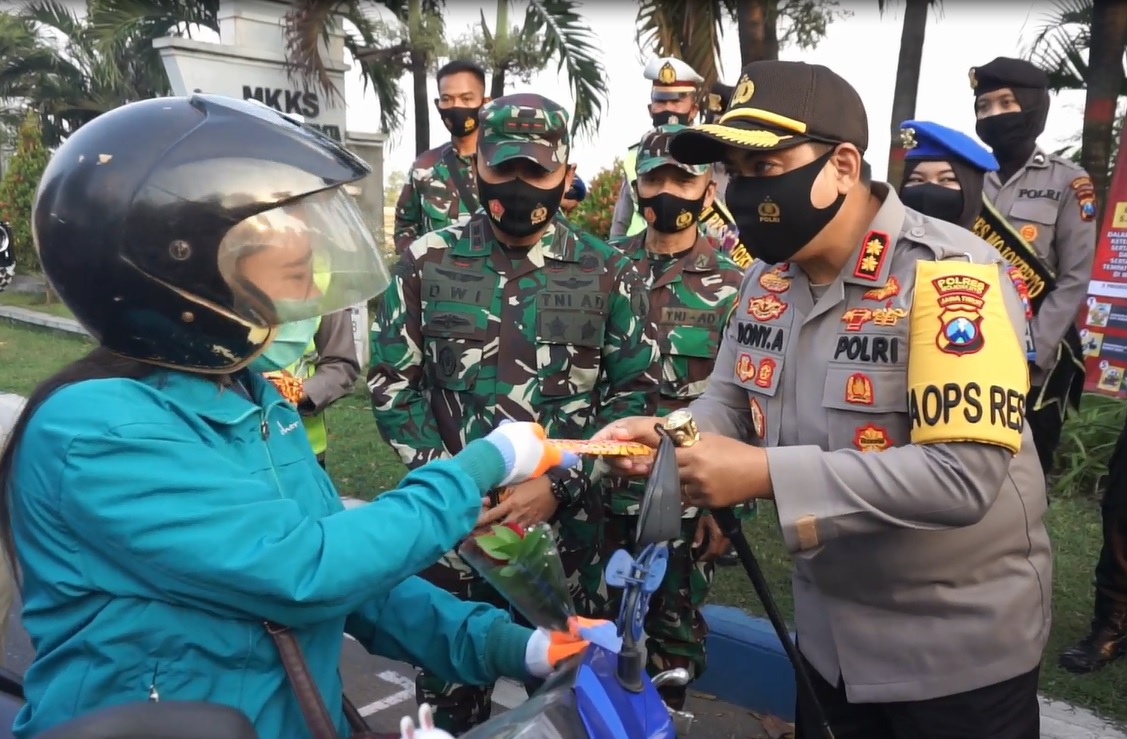 Pengendara Bermasker Dapat  Bunga dan Cokelat