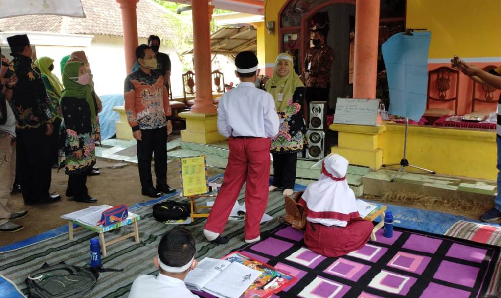 Bupati Lumajang Thoriqul Haq bersama Wabup Indah Amperawati  meluncurkan program guru sambang di Desa Kalisemut, Kecamatan Padang. 