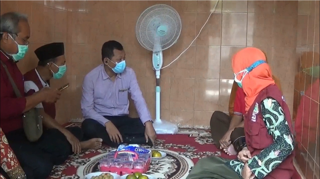 DPD PPNI Lamongan mengunjungi salah satu perawat yang sembuh usai terpapar covid-19 (Foto / Metro tv)