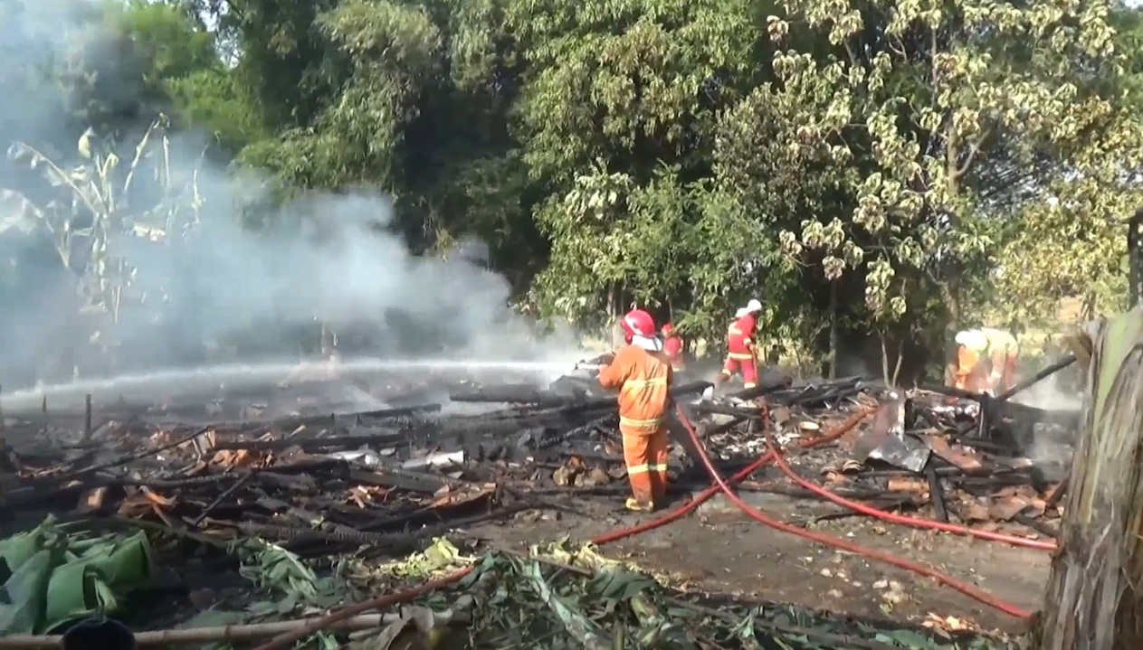 Petugas PMK tengah memadamkan api di empat rumah milik warga Temayang, Bojonegoro (Foto / Metro tv)