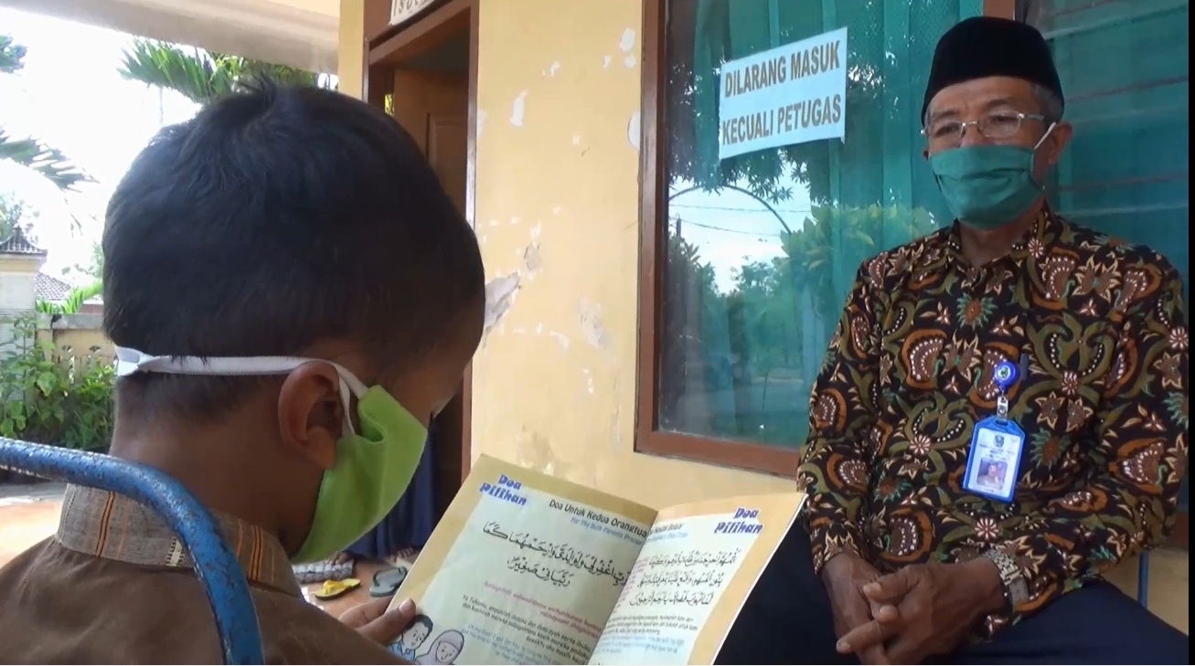 Semangat Belajar Siswa SD di Magetan di Ruang Isolasi Karena Keluarganya Positif covid-19