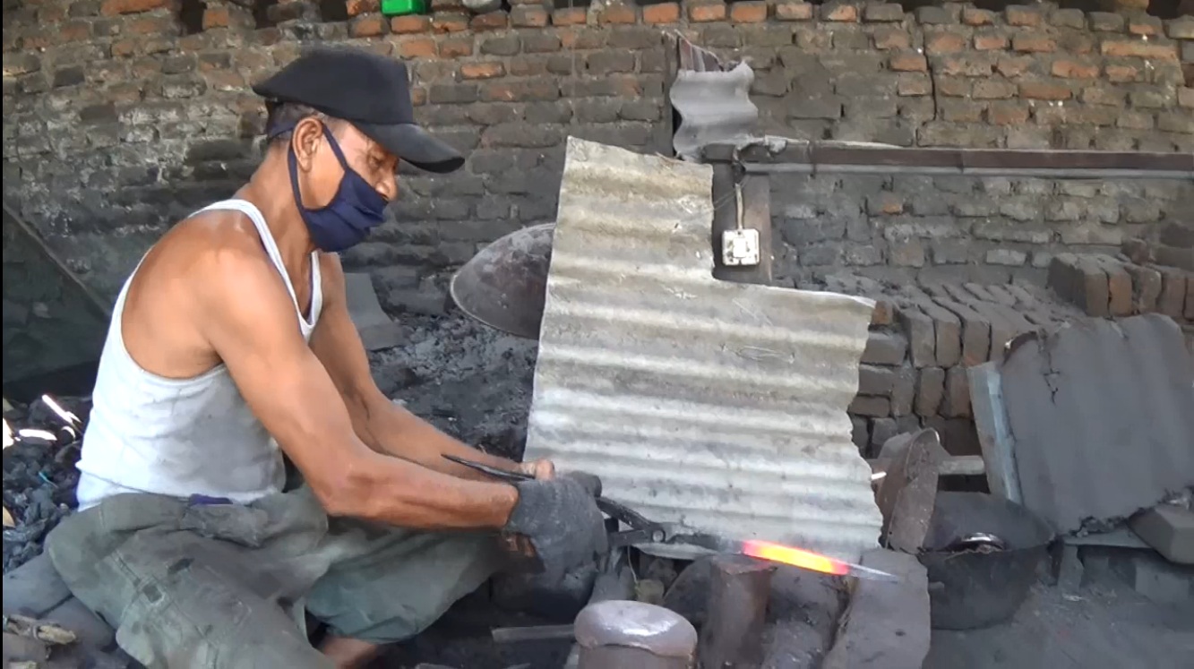 Idul Adha, Produksi Pisau Pande Besi di Magetan Menurun 50 Persen Akibat covid-19