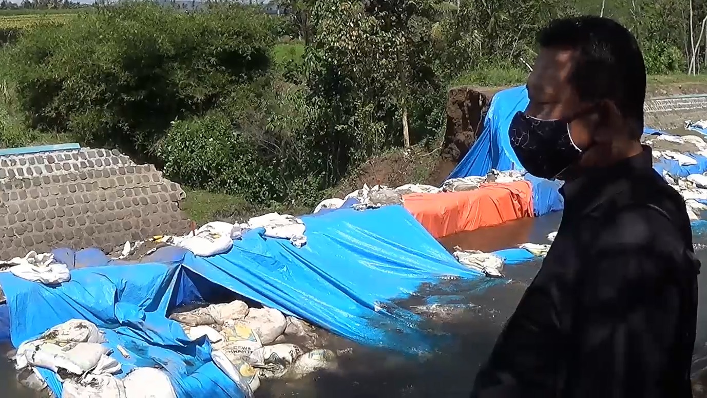 Kondisi  tanggul jebol di Kecamatan Kepanjen, Malang membuat petani menunda masa tanam lantaran khawatir terkait pasokan air (Foto / Metro tv)