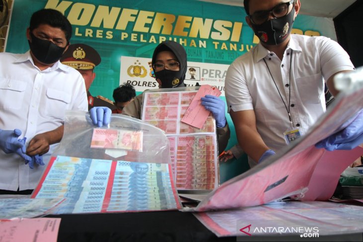 Lembaran uang palsu pecahan Rp 50 ribu dan 100 ribu diamankan di Polres Pelabuhan Tanjung Perak Surabaya, Rabu 29 Juli 2020. (ANTARA Jatim/ Didik Suhartono)