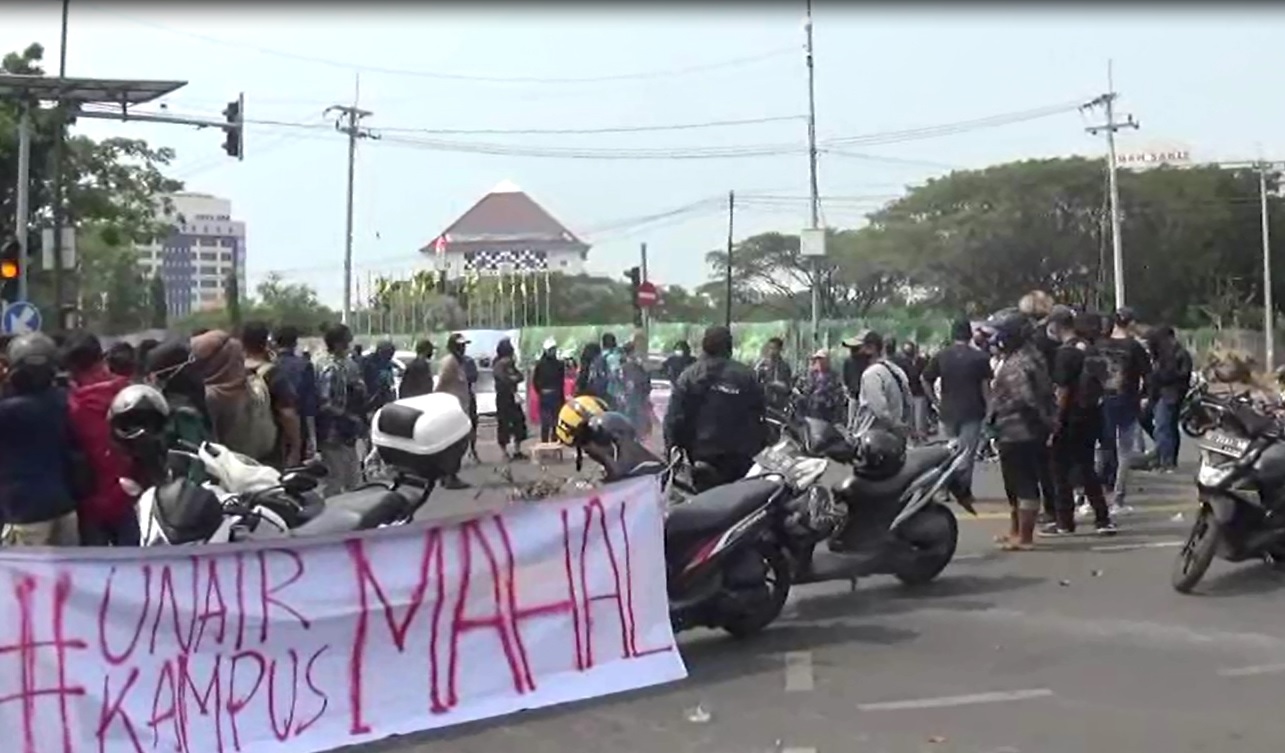 Aksi blokade jalan dilakukan  mahasiswa Unair di Jalan Raya Ir Soekarno- Merr , Surabaya. (foto/metrotv) 