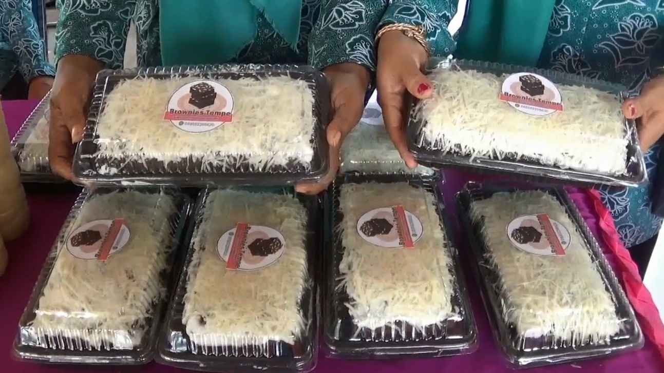 Brownise tempe menjadi salah satu produk unggulan varian tempe karya ibu PKK di desa Kedungmegarih, Kecamatan Kembangbahu, Kabupaten Lamongan, Jawa Timur, (Foto / Metro tv)
